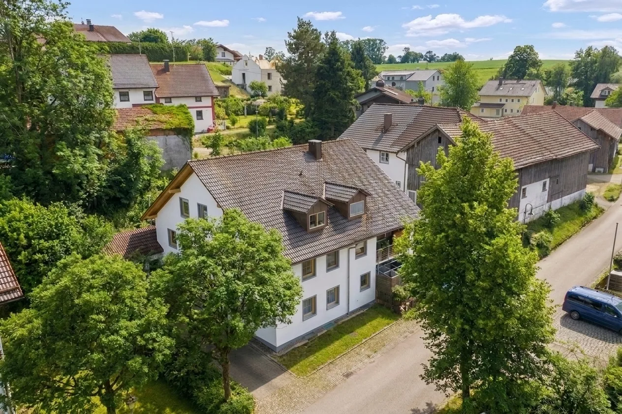 Das Mehrfamilienhaus aus der Luft, eingebettet ins Grün von Untergermaringen