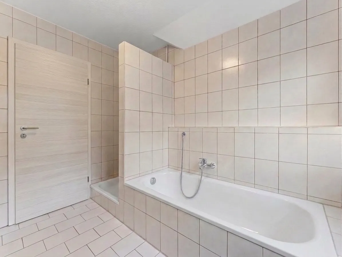 Badewanne und Duschwand, gefliest