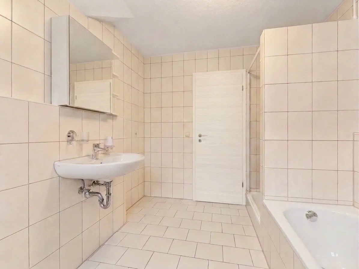 Waschtisch mit Spiegelschrank und Tür