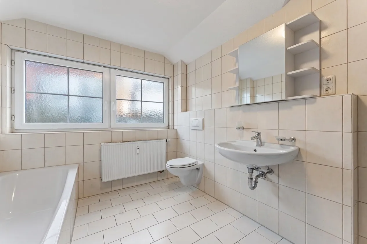 Bad mit Fenster, WC und Waschtisch