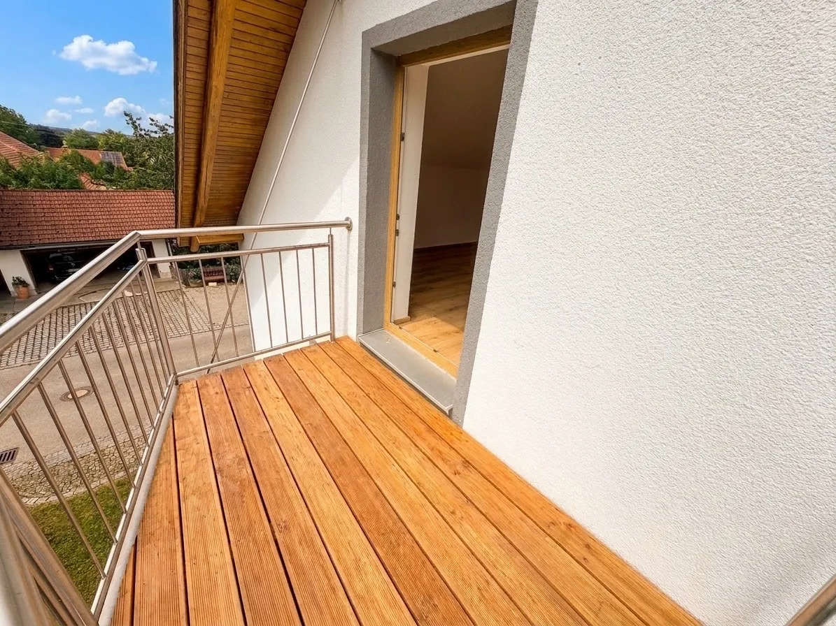 Balkon mit neuem Holzdeck und Edelstahlgeländer