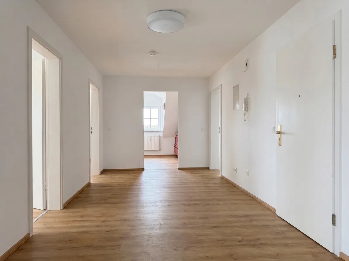 Diele mit Wohnungstür und Blick in die Küche