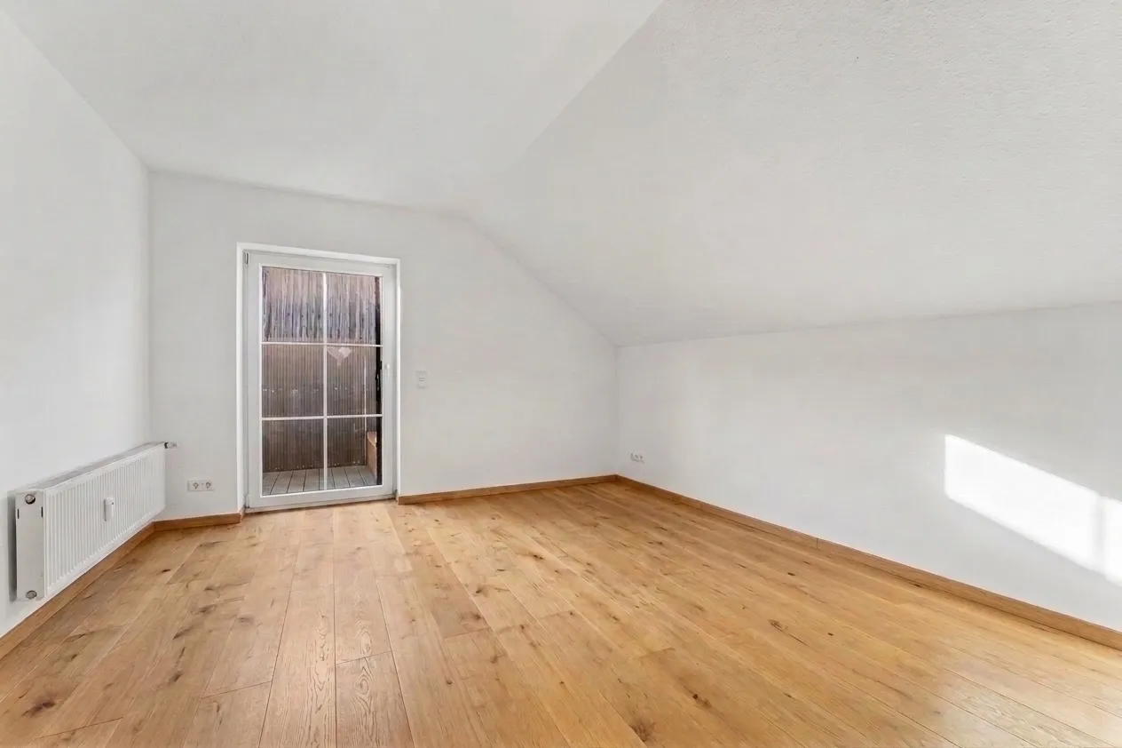Esszimmer mit Balkontür, renoviert und leer