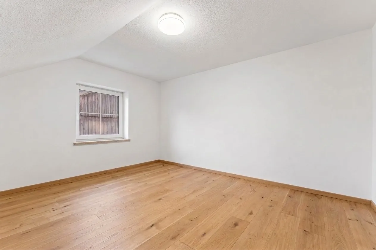 Zimmer, Blick zum Fenster mit Holzscheune