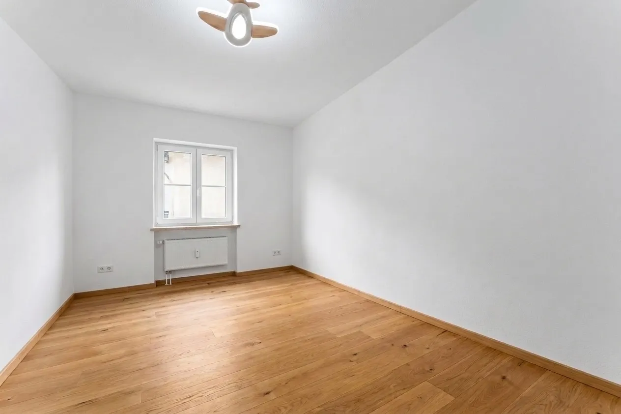 Zimmer mit Sprossenfenster, renoviert und leer