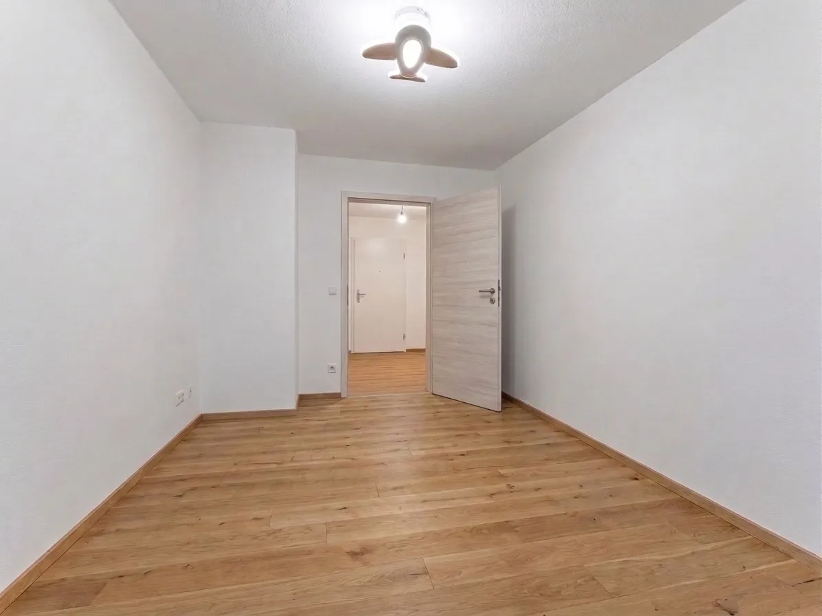 Zimmer mit offener Tür zur Diele