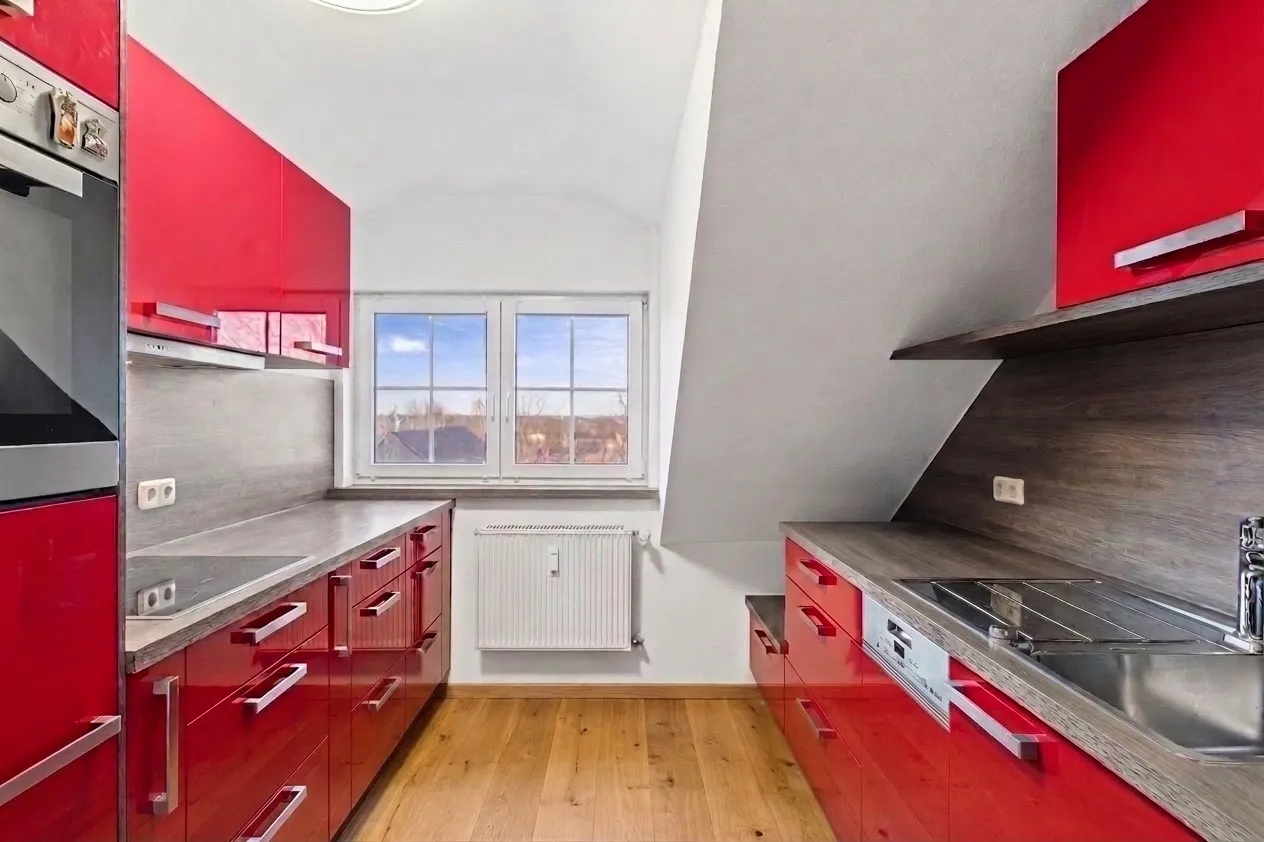 Beide Küchenzeilen mit Fenster in der Mitte