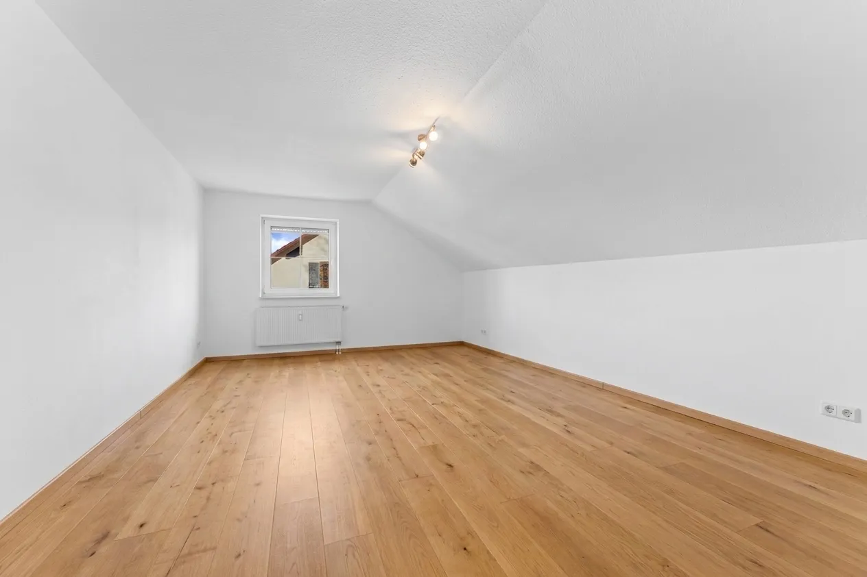 Schlafzimmer mit Fenster und Kniestocktür, renoviert und leer