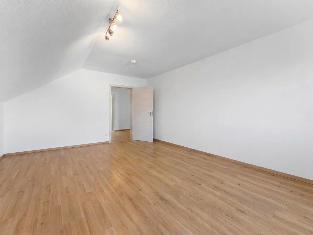 Schlafzimmer mit offener Tür zur Diele
