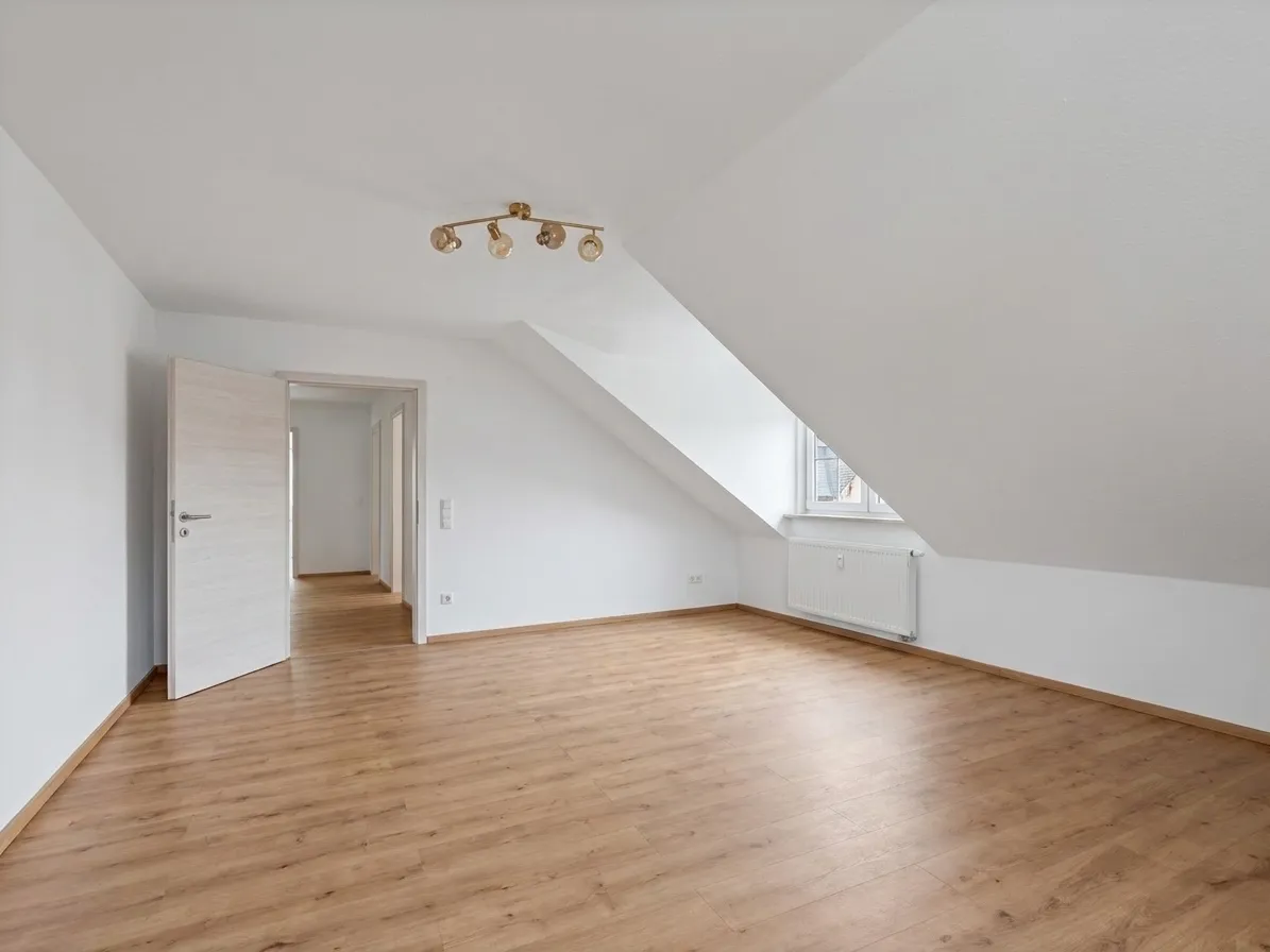 Wohnzimmer mit Gaube und Blick zur Diele