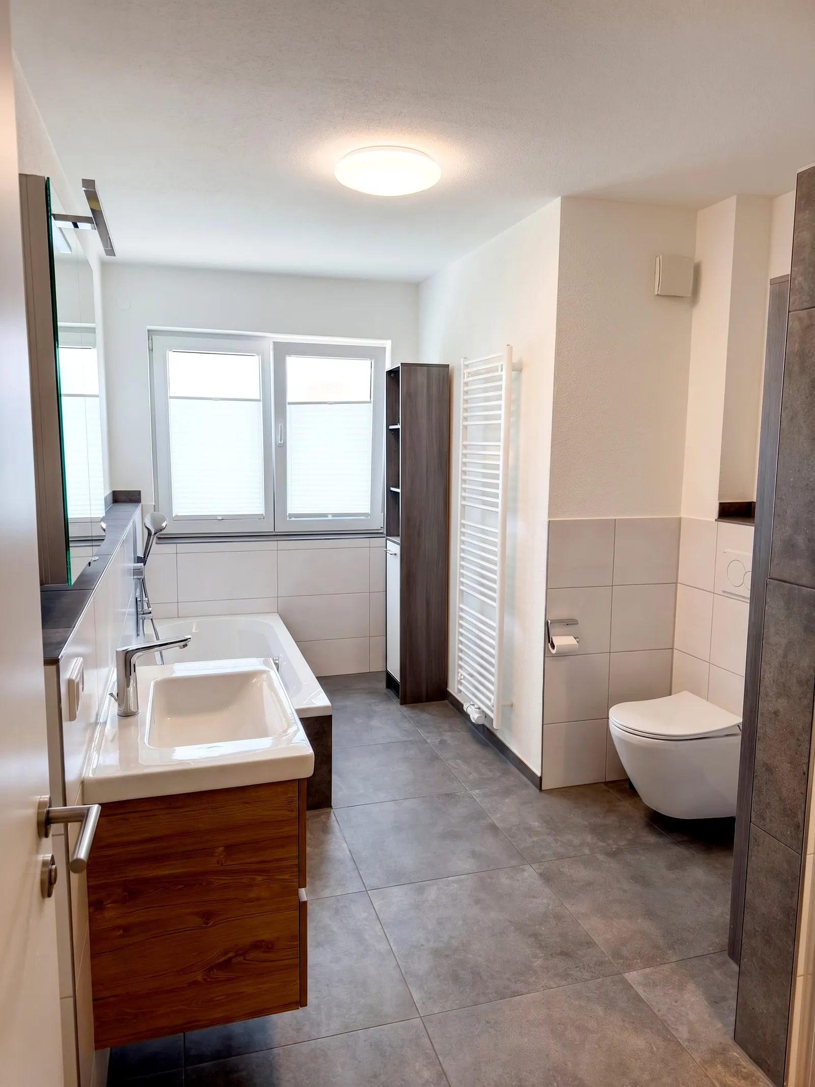 Bad mit Badewanne