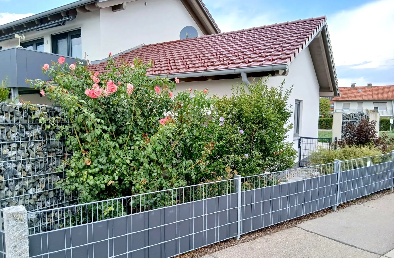 Erdgeschosswohnung mit eigenem Garten in Germaringen — Gartenseite des Zweifamilienhauses