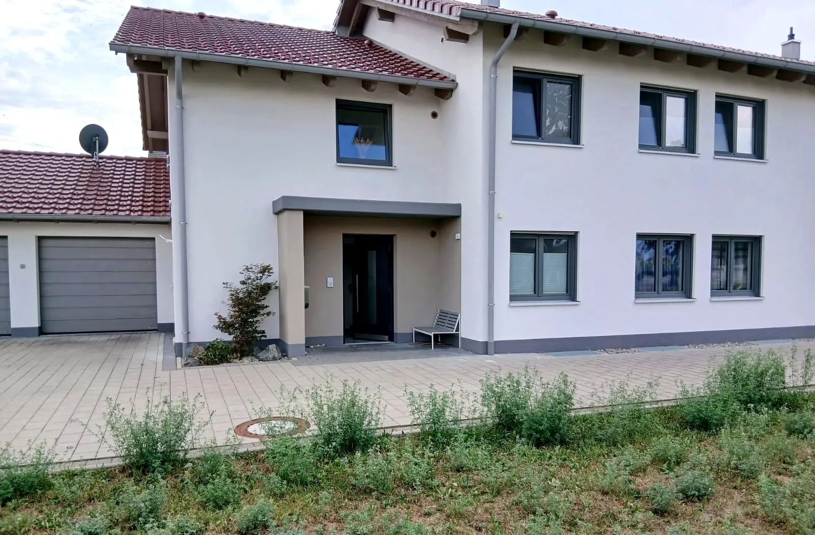Straßenseite mit Garage