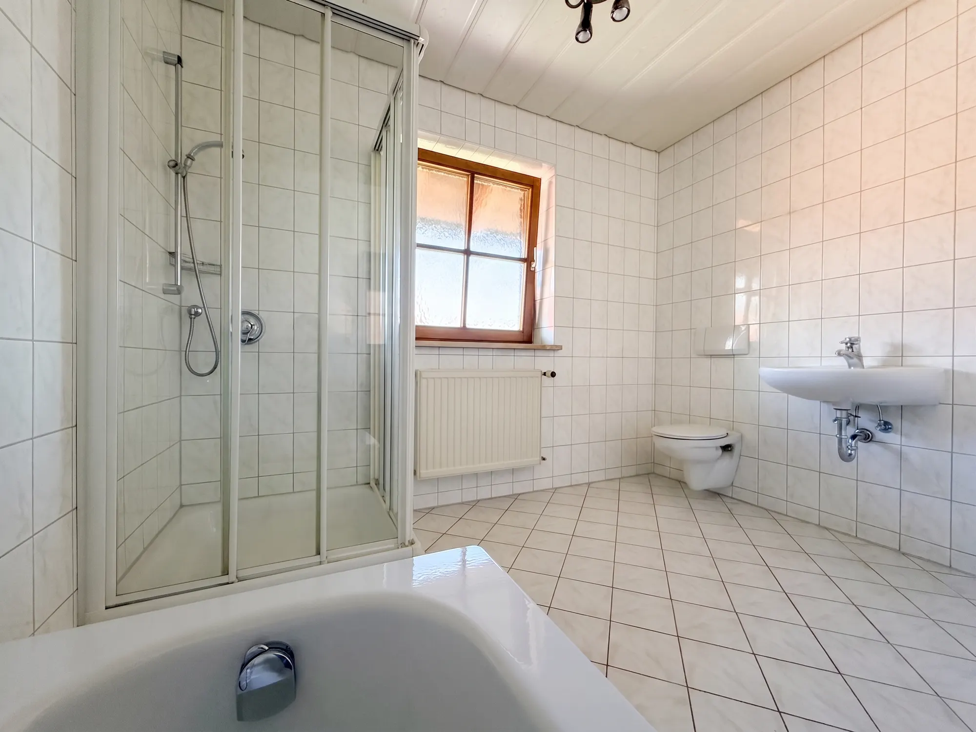 Wannenbad im 1. OG mit Eckdusche und Fenster