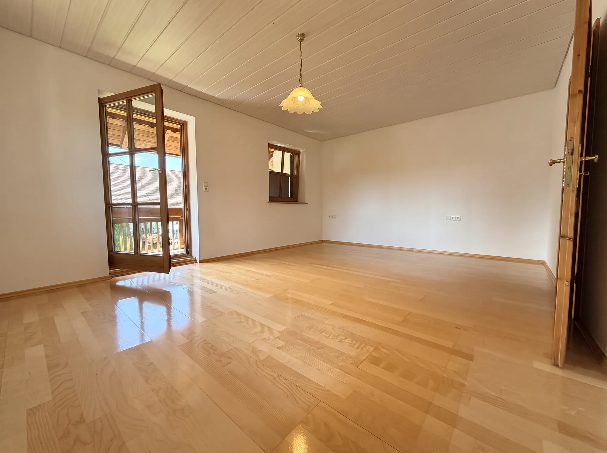 Schlafzimmer im 1. OG, Zugang zum Balkon