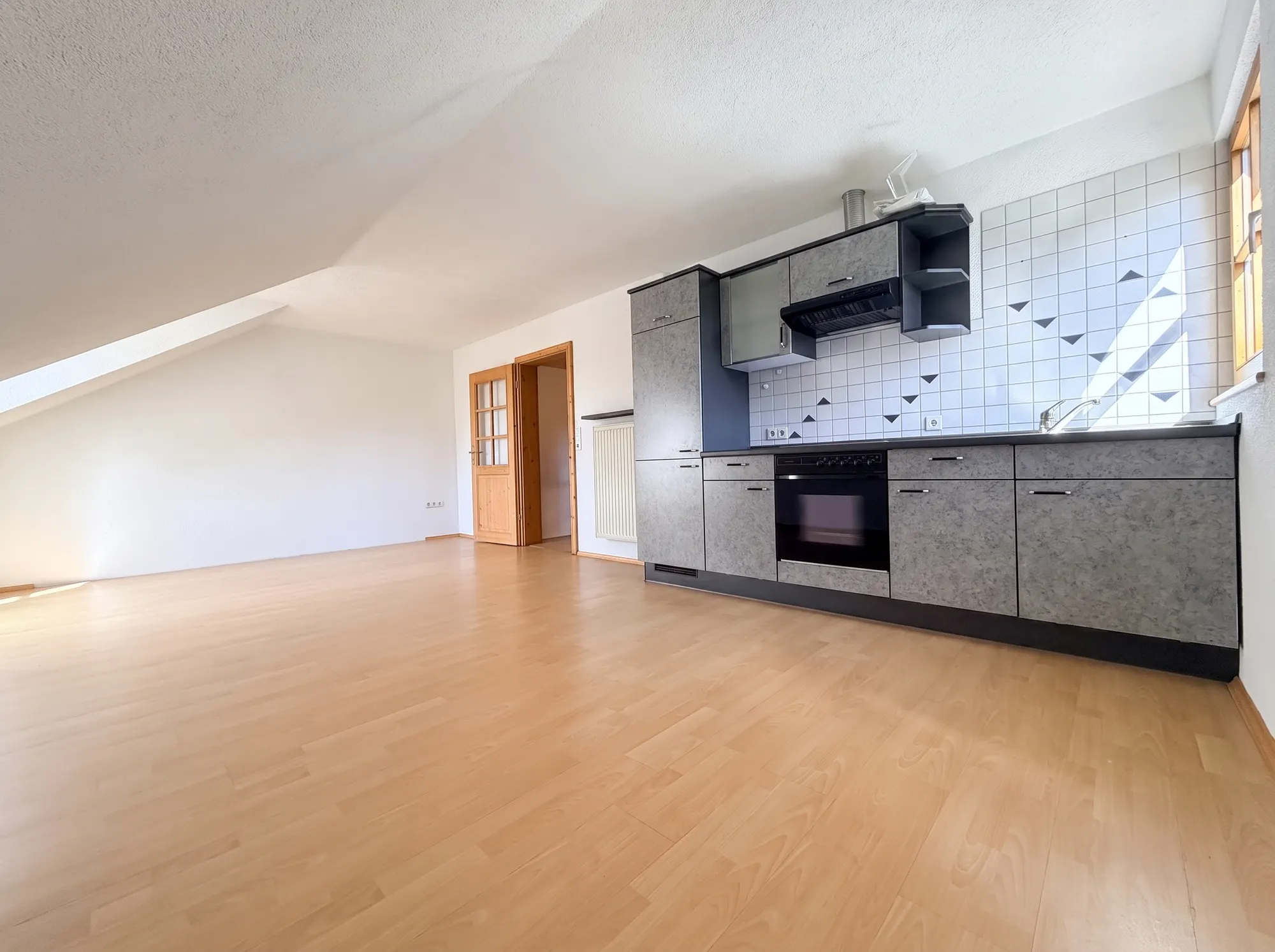 2. OG: Wohnraum mit Küchenzeile