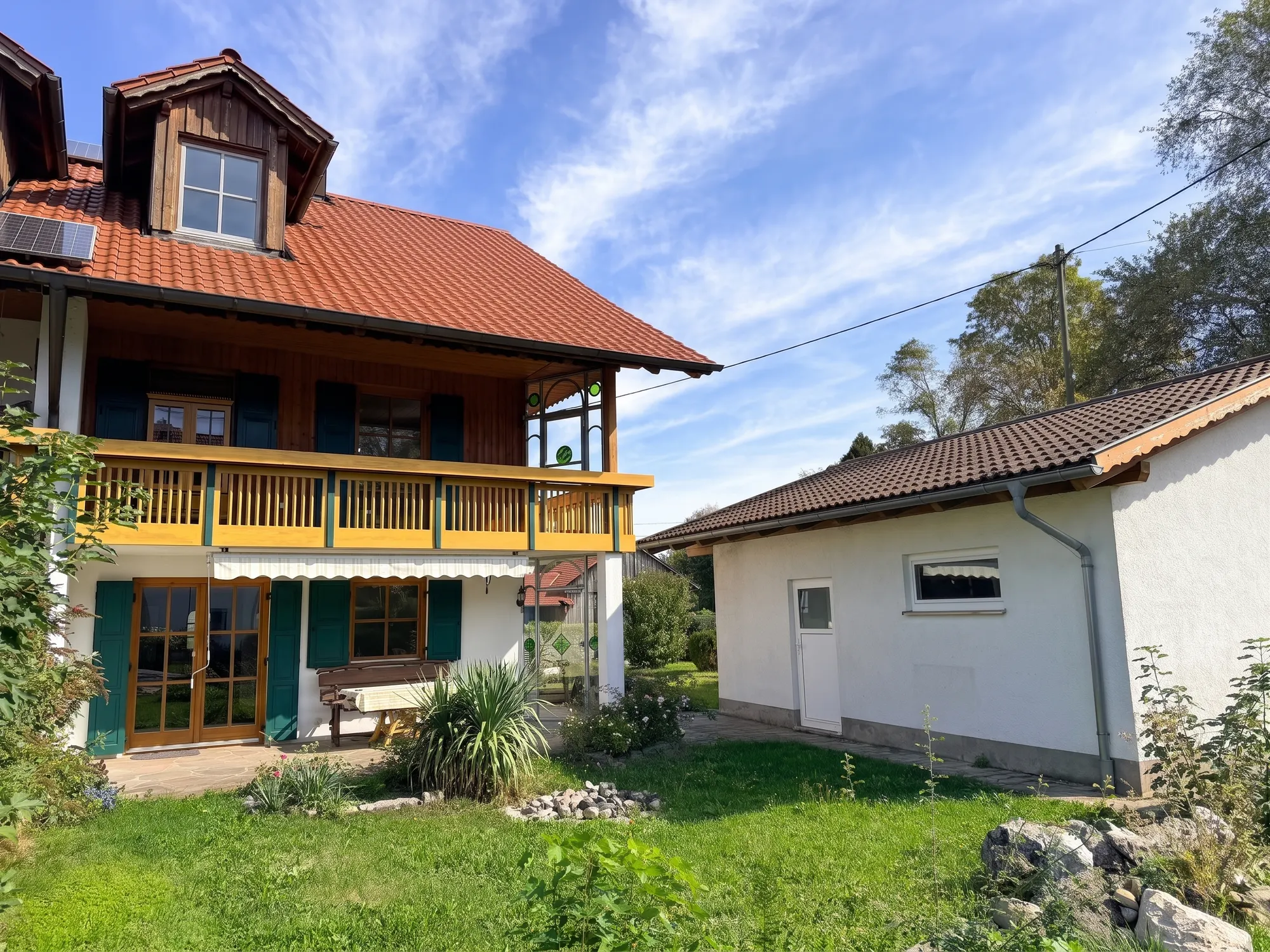 Blick aus dem Garten auf Haus und Garage