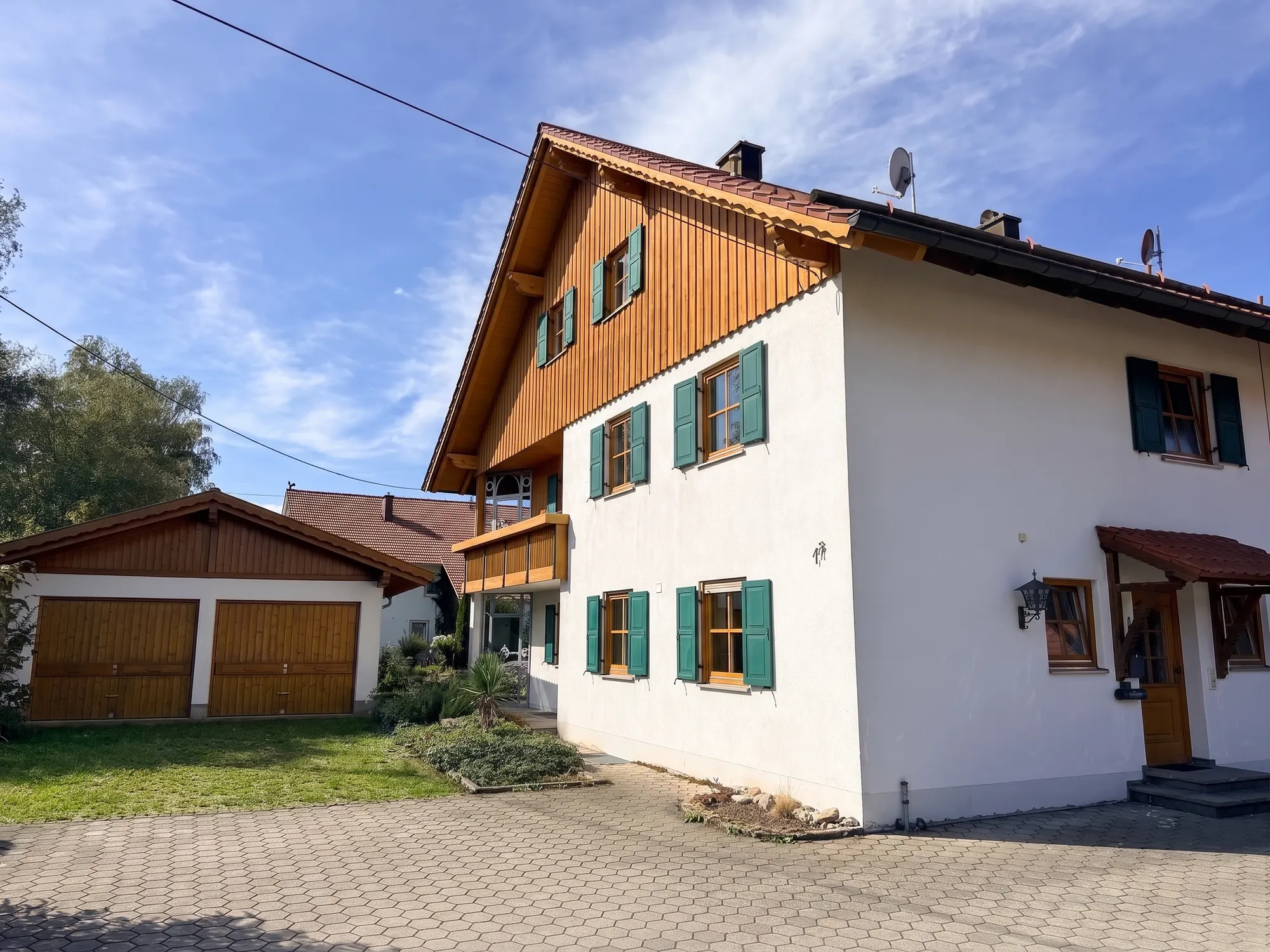 Hausansicht mit Doppelgarage