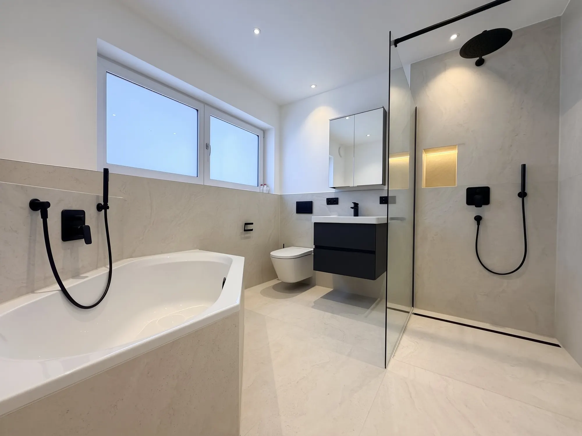 Bad mit Wanne und Dusche