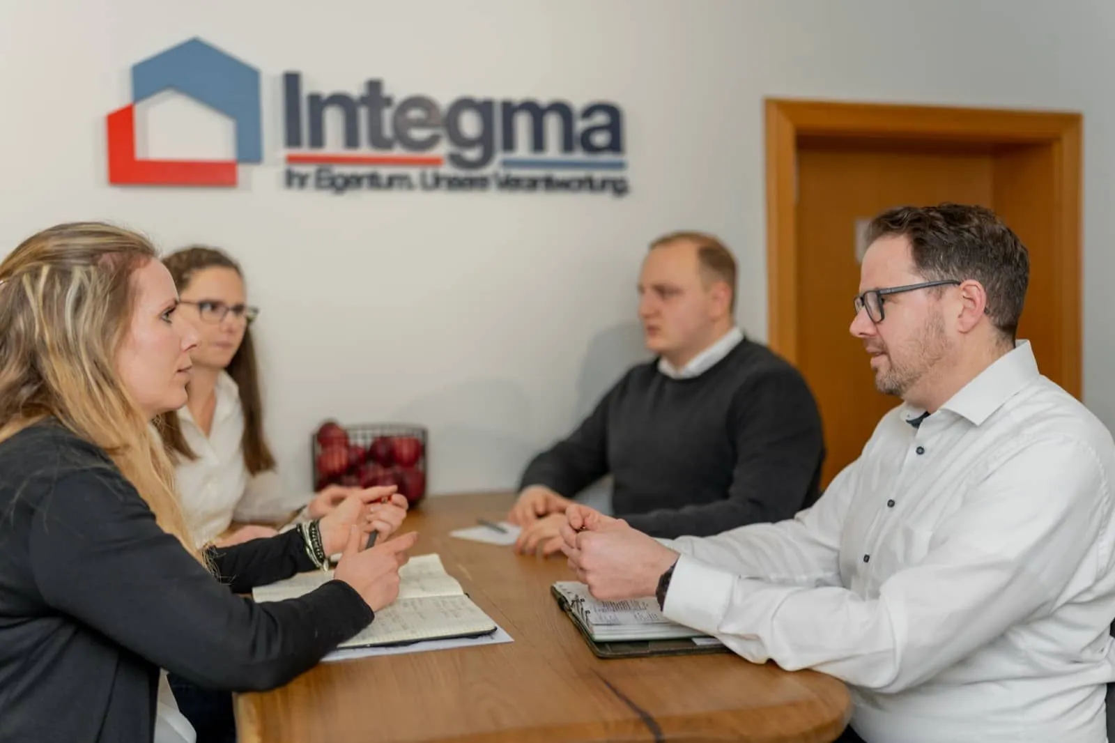 Beratungsgespräch unter dem Integma-Logo