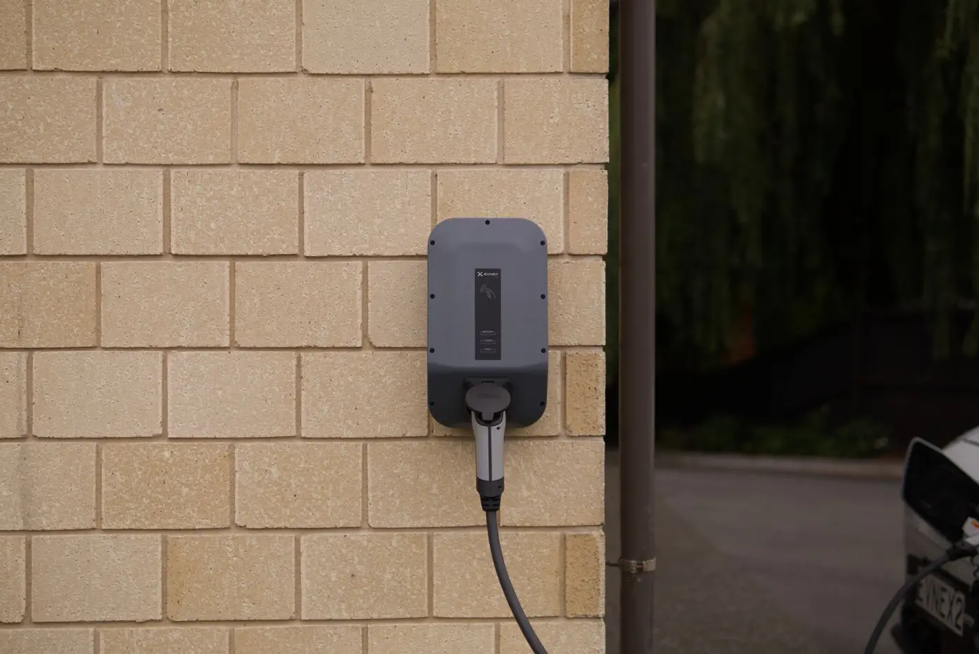 Wandmontierte Wallbox an der Außenwand eines Wohngebäudes