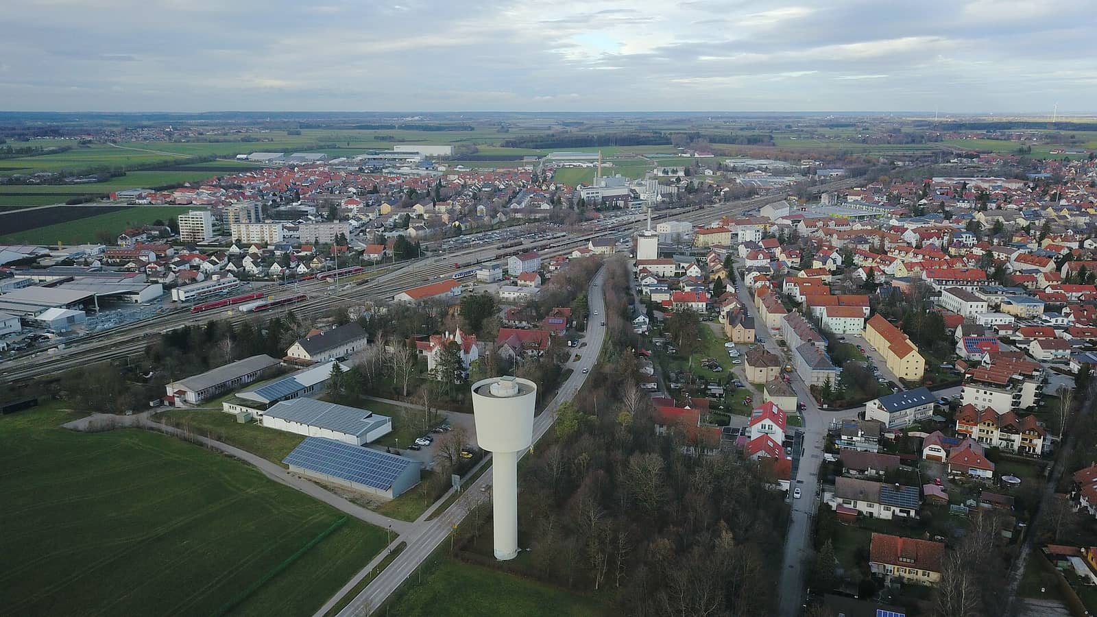 Luftaufnahme von Buchloe mit Wasserturm und Bahnanlagen