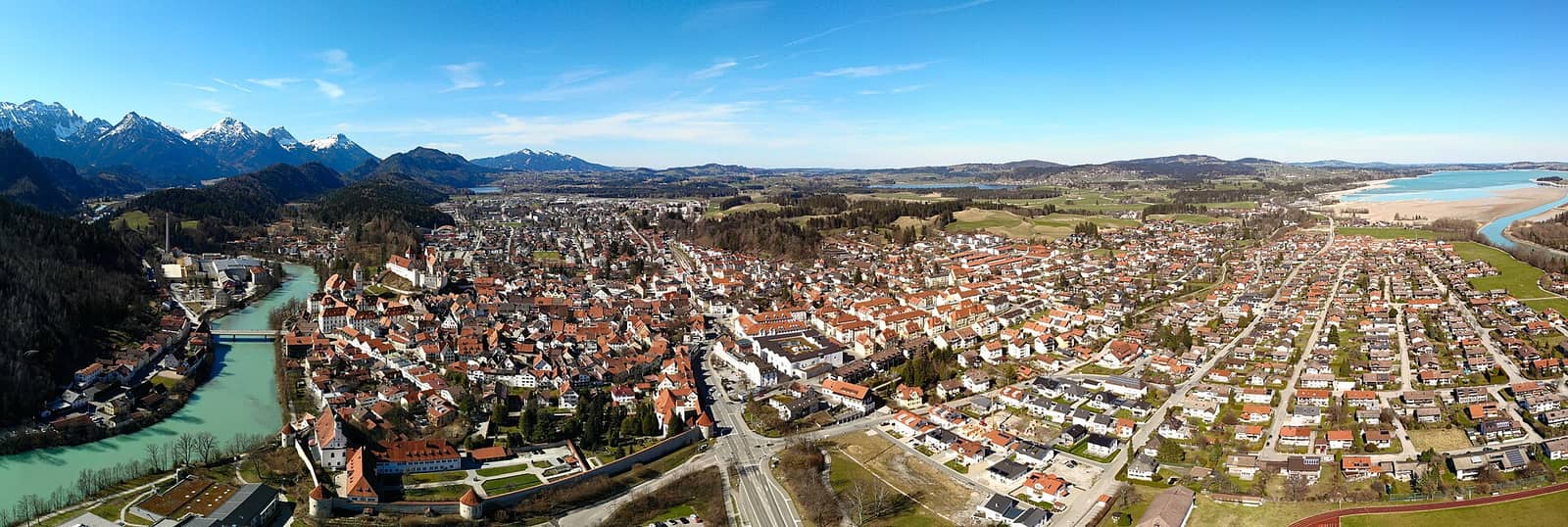 Luftpanorama von Füssen mit Lech und Alpen