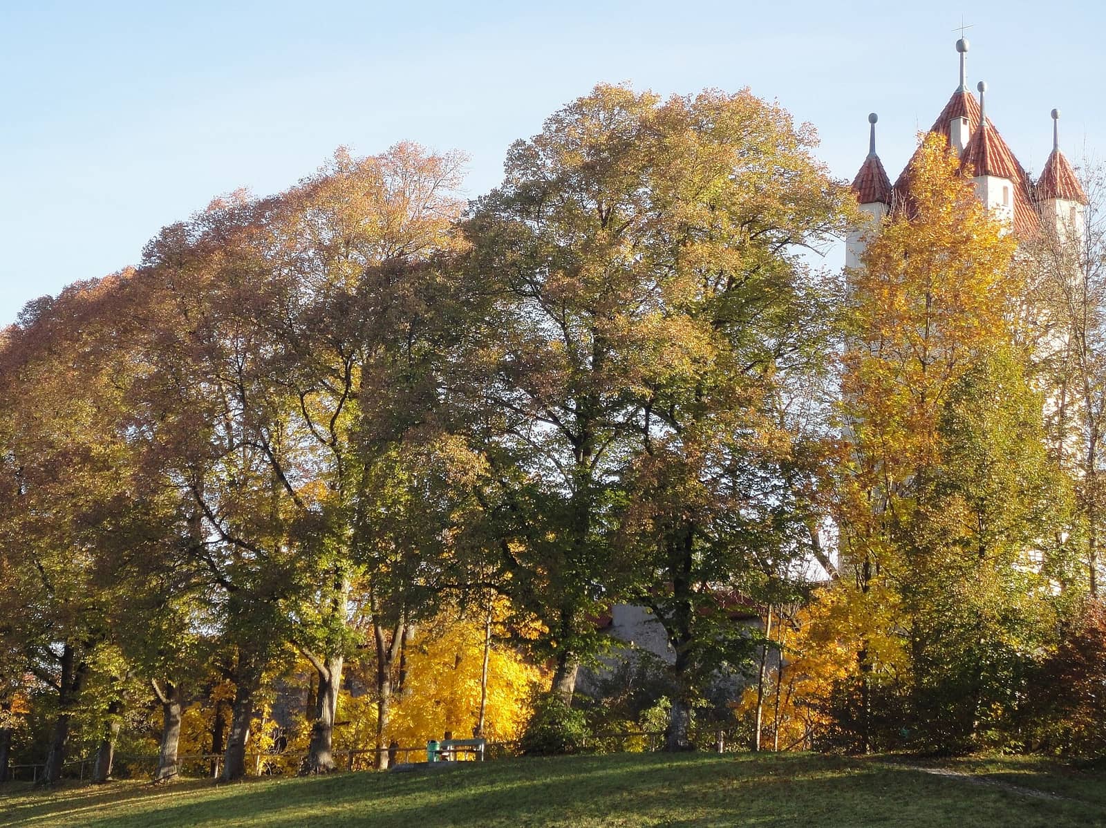 Fünfknopfturm und Stadtmauer in Kaufbeuren im Herbst