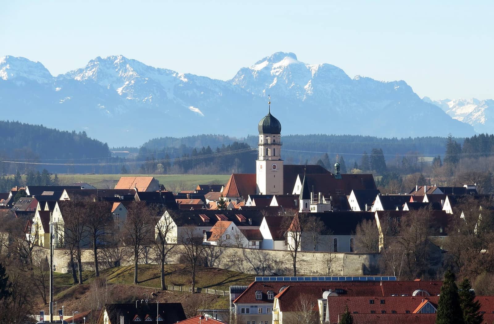 Altstadt von Schongau mit Stadtmauer vor Alpenkulisse